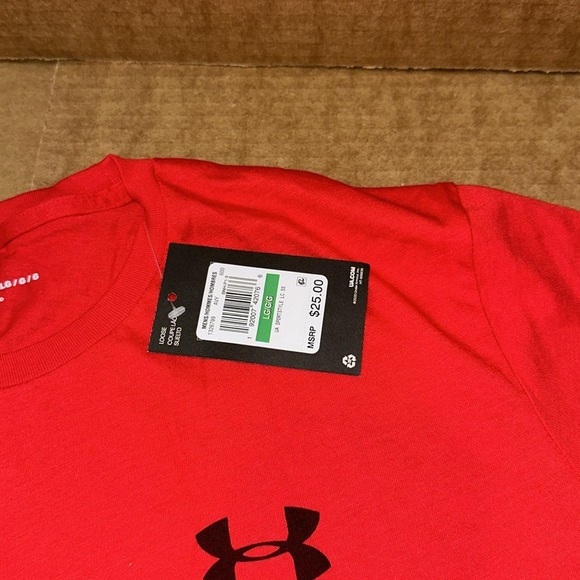 Under Armour NWT Men Sport style loose short sleeve red shirt LARGE size NWT!! - Picture 2 of 5